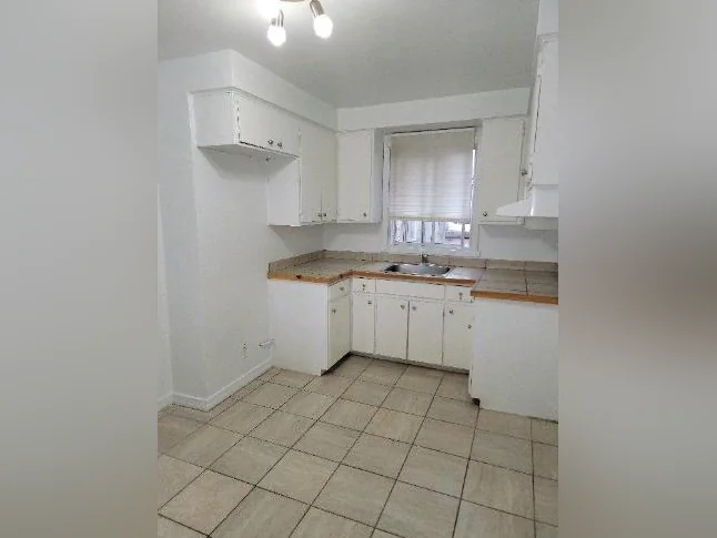 Beau 4 1/2 pour le 1er août, ROSEMONT. chauffage ,eau chaude inclus. thumbnail 4