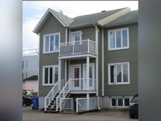 $789,000 Triplex à vendre à Sainte-Sophie