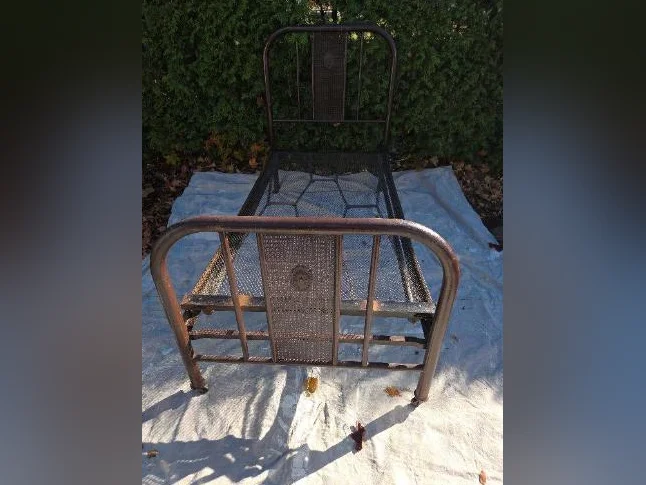 Lit simple Antique