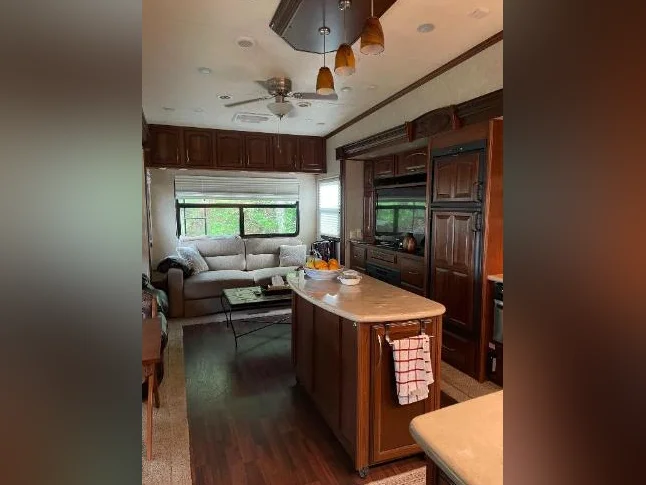 Fifth Wheel thumbnail 8