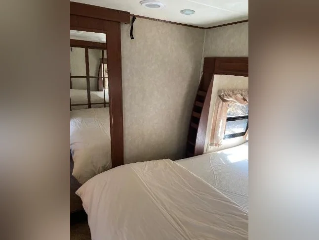 Fifth Wheel thumbnail 6