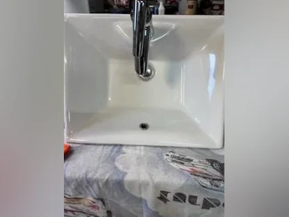 Beau lavabo blanc de salle de bain avec robinet