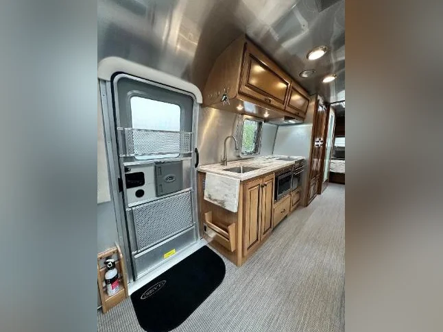 2019 Airstream 30 RB Classic - 158,500.00$ thumbnail 4