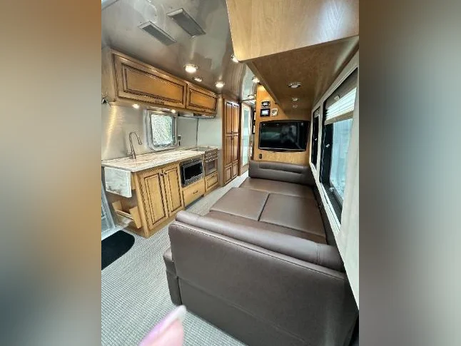 2019 Airstream 30 RB Classic - 158,500.00$ thumbnail 5