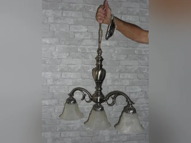 Beau luminaire haut de gamme en nickel brossé pour îlot ou table
