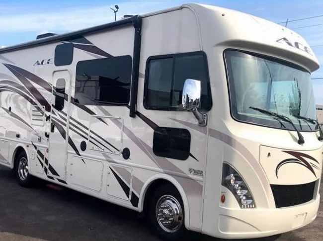 SUPERBE VR   Thor ACE 27. 2 extensions 14,500  KM seulement  LIT KING REDUIT $92,500.00 SPÉCIAL 88,000.00 $ A QUI LA CHANCE