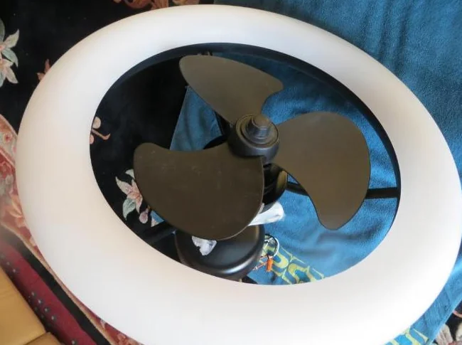 3 VENTILATEURS AVEC LUMIERE LED, 24 PO, TRES PROPRE COMME NEUF thumbnail 2