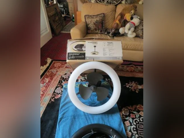 3 VENTILATEURS AVEC LUMIERE LED, 24 PO, TRES PROPRE COMME NEUF thumbnail 4