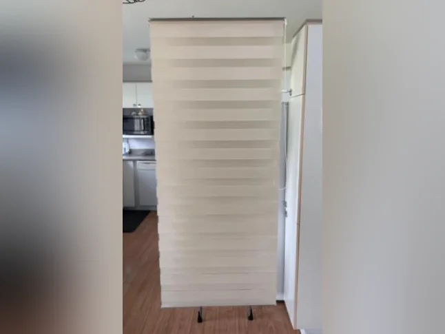2 stores nuit-jour, jaune pâle, 34 po x 80 po. 20$ pour les 2