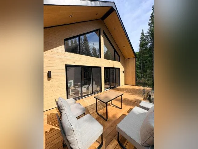 Chalet à louer de 3 chambres et 2 salles de bain avec accès au lac (location saisonnière) thumbnail 2