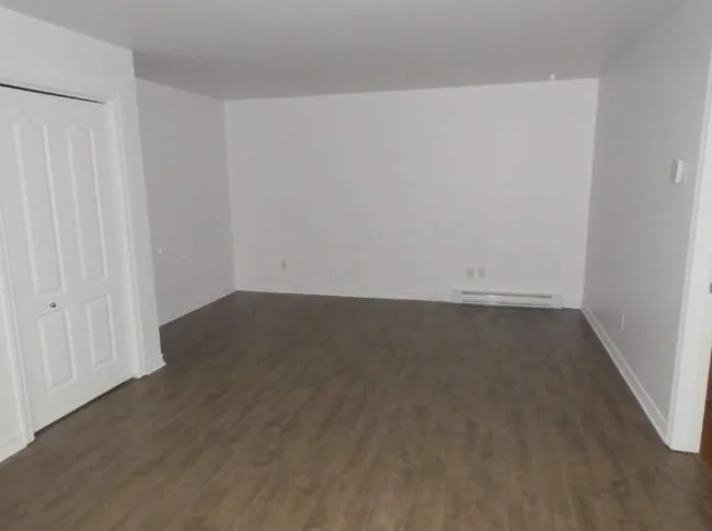 Logement 4 1/2 1 étage triplex thumbnail 4