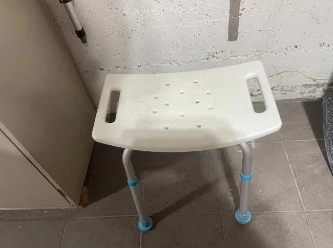 Banc pour aide à la douche.