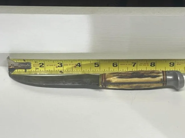 Couteau de chasse ancien de marque ORIGINAL BUFFALO SKINNER avec étui d’origine. Année de fabrication +/- 1950.