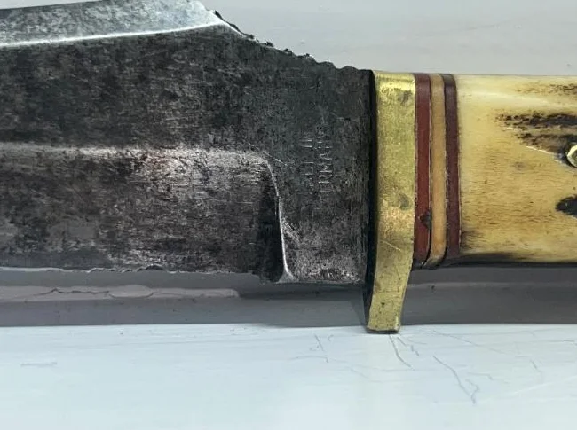 Couteau de chasse ancien de marque ORIGINAL BUFFALO SKINNER avec étui d’origine. Année de fabrication +/- 1950. thumbnail 4