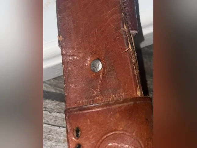 Couteau de chasse ancien de marque ORIGINAL BUFFALO SKINNER avec étui d’origine. Année de fabrication +/- 1950. thumbnail 2