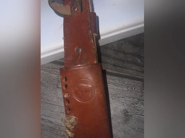 Couteau de chasse ancien de marque ORIGINAL BUFFALO SKINNER avec étui d’origine. Année de fabrication +/- 1950. thumbnail 3