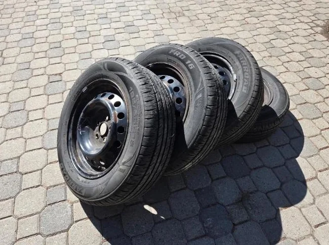 4 Roues et pneus pour Corolla 2010 pour 20$(195/65 R15)