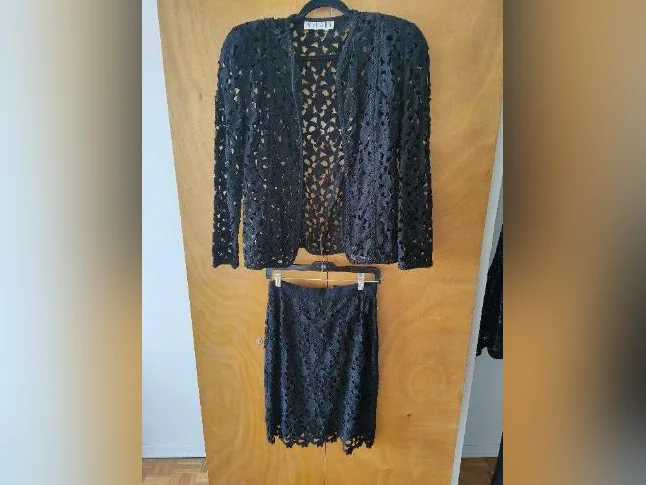 4 costumes+ 2.vestons pour femme small,le tout à 50$ neuf thumbnail 4