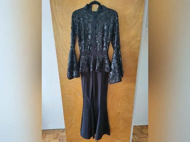 4 costumes+ 2.vestons pour femme small,le tout à 50$ neuf