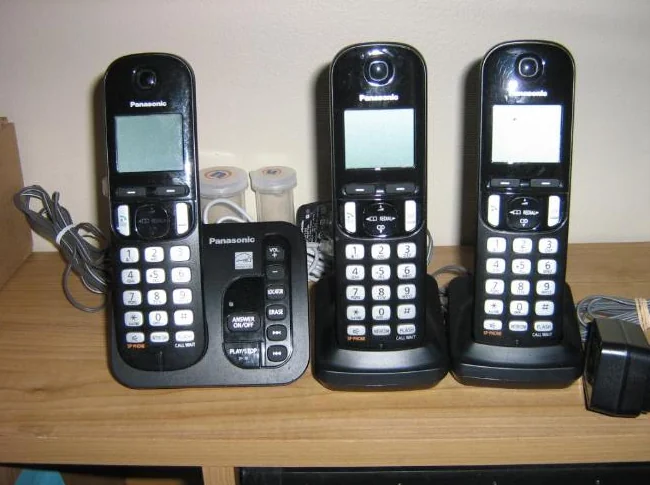 3 téléphones sans fil en réseau Panasonic