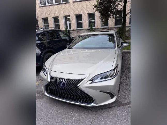 Lexus ES 300h Premium, cuir luxe, 49,890km thumbnail 2