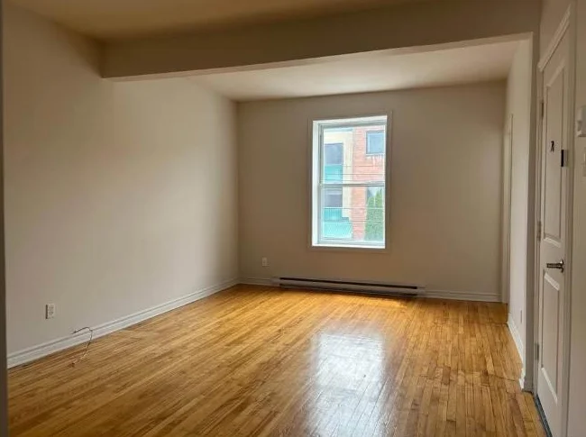 Découvrez ce lumineux et spacieux appartement de 2 chambres a Lachine