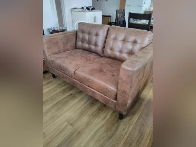 divan 2 place simili cuir comme neuf, brun pale