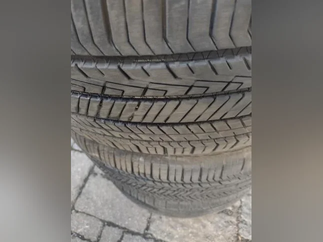 2 pneus Hankook Ventus 235-45R18 excellent état.