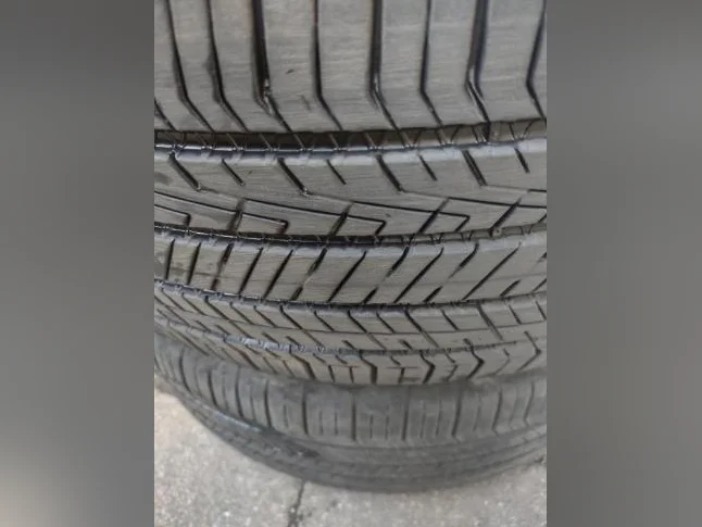 2 pneus Hankook Ventus 235-45R18 excellent état. thumbnail 2