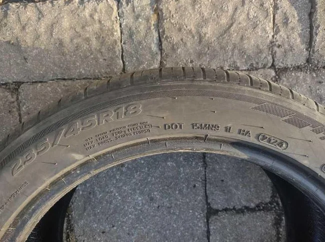 2 pneus Hankook Ventus 235-45R18 excellent état. thumbnail 5