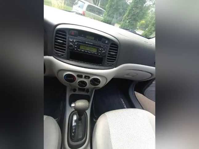 Hyundai accent automatique de base seulement 143000 km prix ferme thumbnail 9