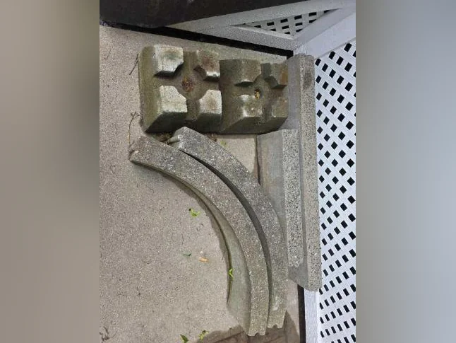 Pattes d'éléphant et bordure en béton