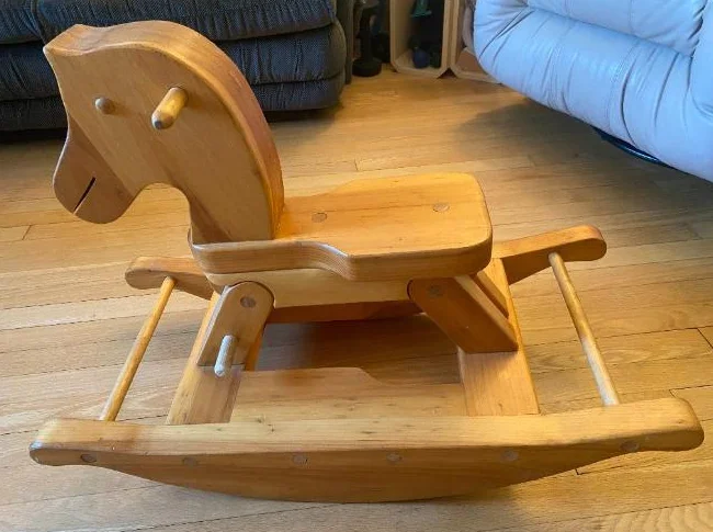 MAGNIFIQUE CHEVAL DE BOIS BERCANT POUR ENFANT