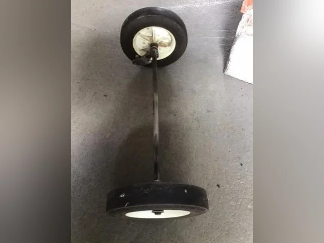 Roues arr. de 8 pouces de diamètre avec l'essieu provenant d'une tondeuse Lawm-Boy. thumbnail 2