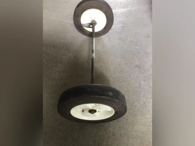 Roues arr. de 8 pouces de diamètre avec l'essieu provenant d'une tondeuse Lawm-Boy. thumbnail 3