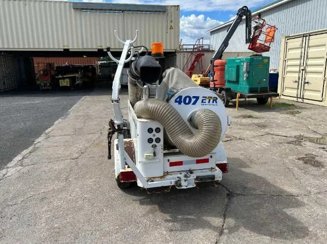 Remorque Aspirateur au diesel Madvac 61-D Balayeuse Kubota Vacuum Trailer thumbnail 3