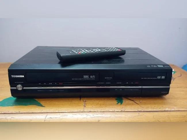 Lecteur enregistreur combo DVD et VHS, HDMI TOSHIBA télécommande