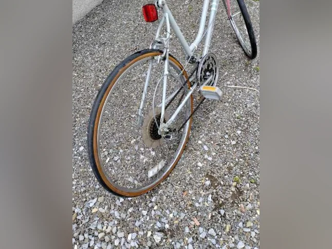 Vélo Huffy de route de 10 vitesses et roues de 27 pouces thumbnail 3