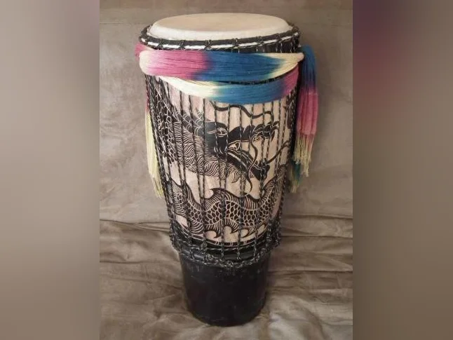Conga portatif orné d'un motif de dragon