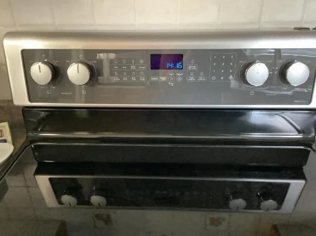 SUPER AUBAINE POUR VENTE RAPIDE Cuisinière Whirlpool en acier inoxydable – Convection thumbnail 3