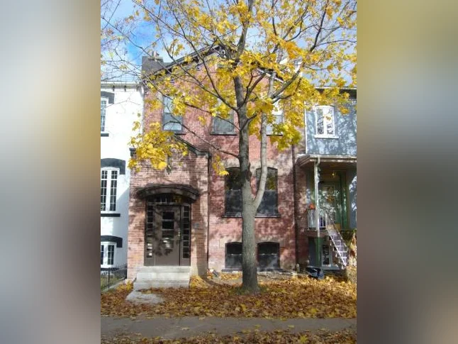 LIBRE - QUÉBEC SPACIEUX 3 1/2 MEUBLÉ TOUT INCLUS STATIONNEMENT thumbnail 10