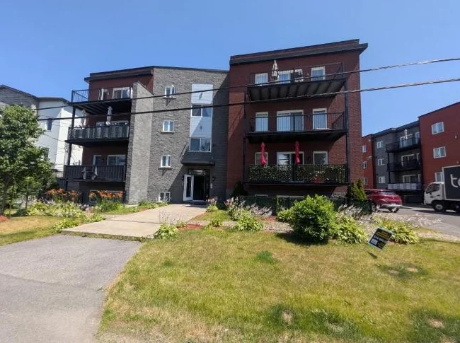 4 1/2 luxueux, grand, vue sur boisé