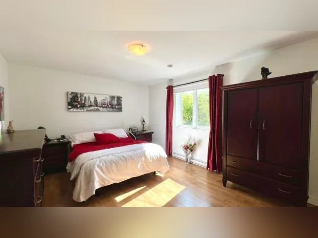 4 1/2 luxueux, grand, vue sur boisé thumbnail 6