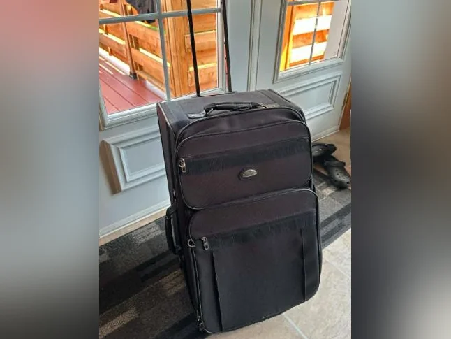Grande valise Samsonite 4 roues multidirectionnelles.mesures 26 H x17 Lx13 (pouces)
