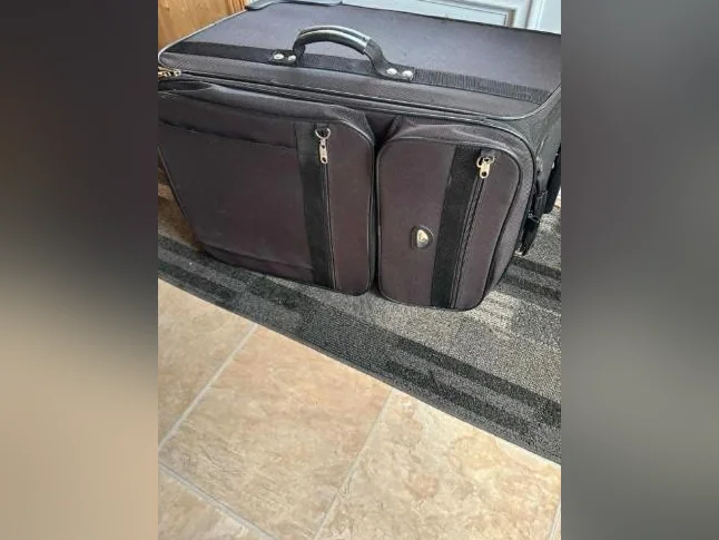 Grande valise Samsonite 4 roues multidirectionnelles.mesures 26 H x17 Lx13 (pouces) thumbnail 2