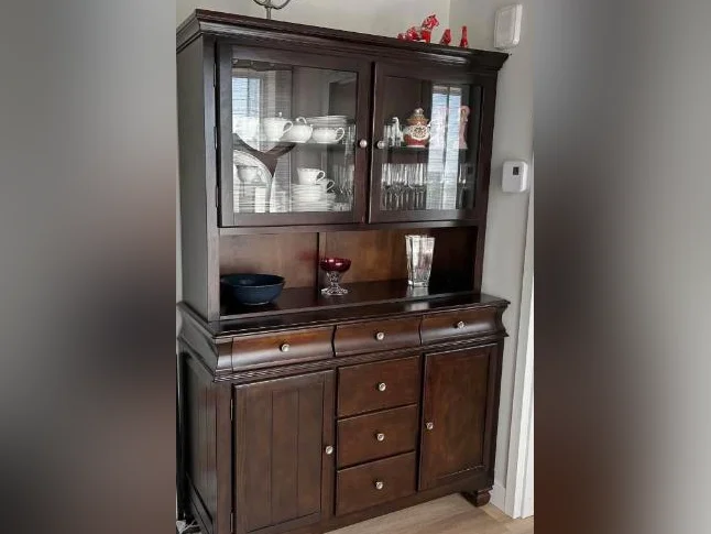 Buffet et Vaisselier Ashley de haute qualité en bois.