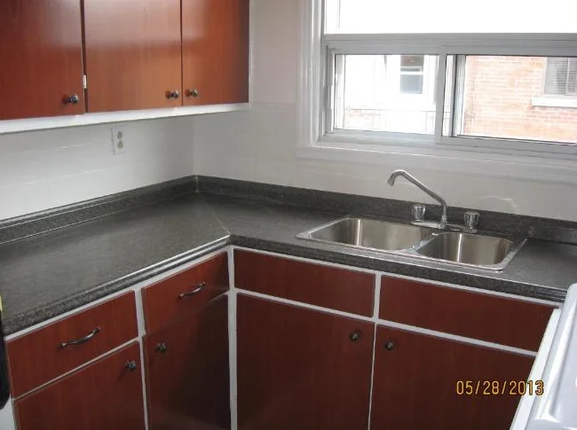 METRO COTE ST. CATHERINE  GRANDE 5.5  EN FACE DE LA BATIMENT thumbnail 8