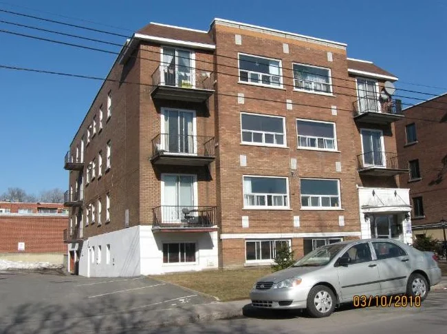 METRO COTE ST. CATHERINE  GRANDE 5.5  EN FACE DE LA BATIMENT thumbnail 9