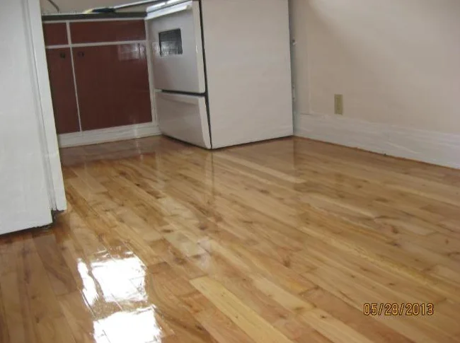 METRO COTE ST. CATHERINE  GRANDE 5.5  EN FACE DE LA BATIMENT thumbnail 5