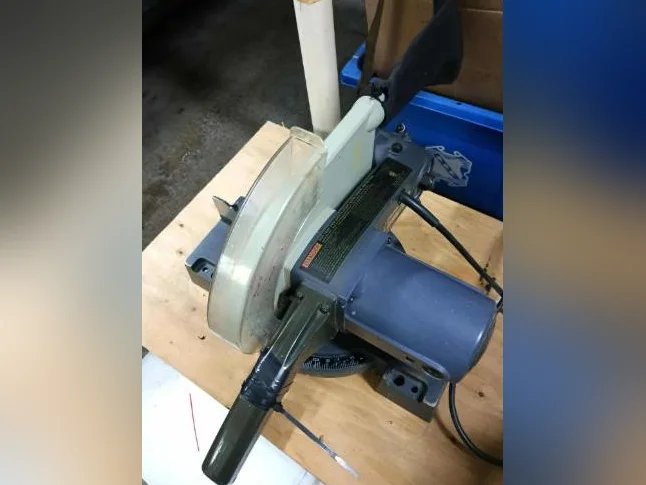 Scie a onglet 10 pouces craftsman 15 amperes en bon etat tres robuste poignée besoin de reparation recollé ou autre thumbnail 2